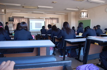 学校の説明を熱心に聞いています