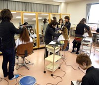 楽屋ではみんな練習！
