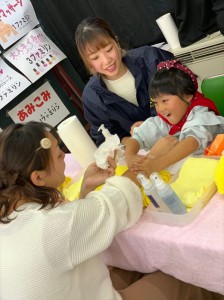 子ども店長、ハンドマッサージ途中です！